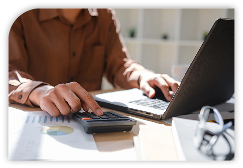 Man working with computer side view (1)